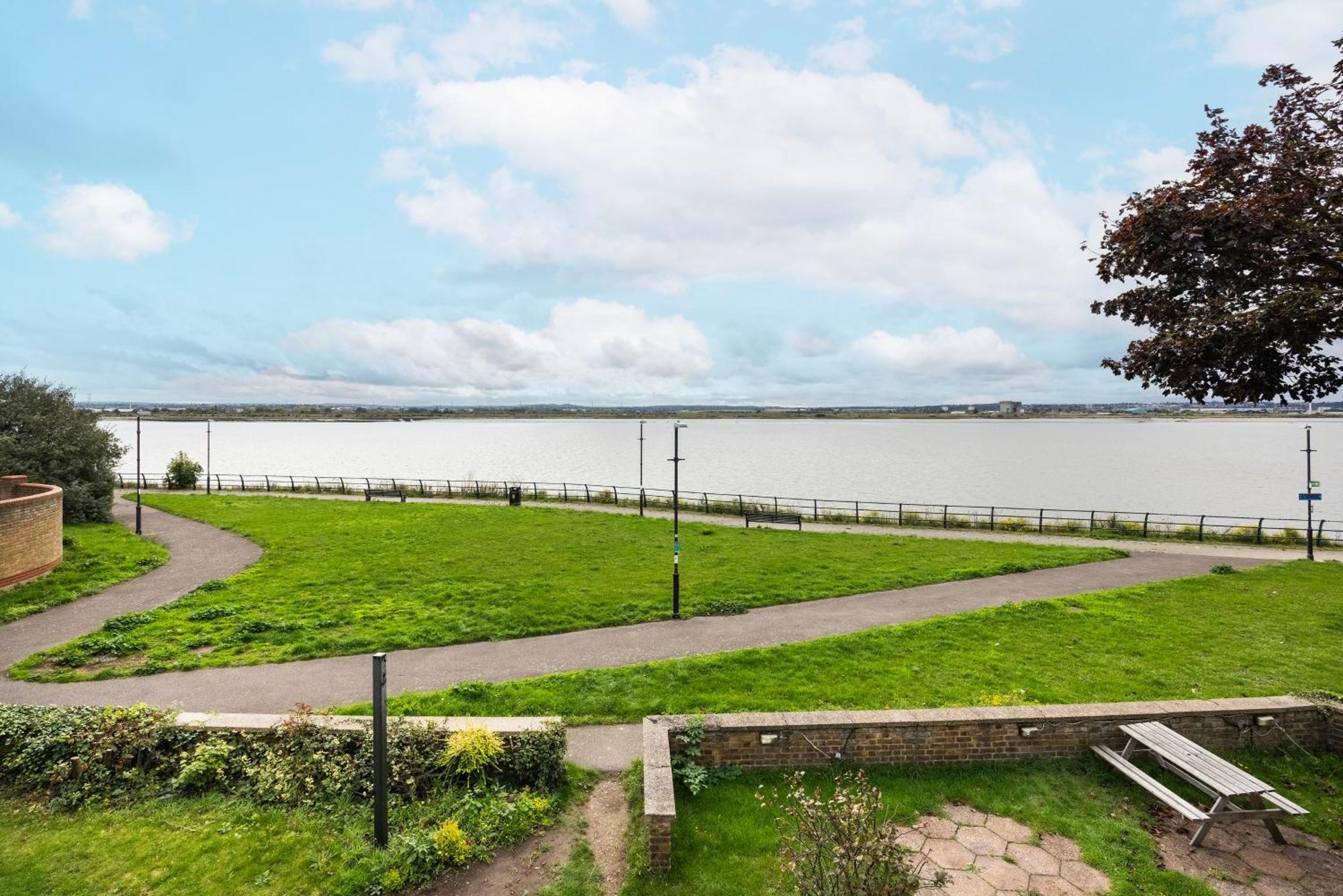 Purfleet, Grays - Cosy 2Bd Apartment Lakeside Exterior photo