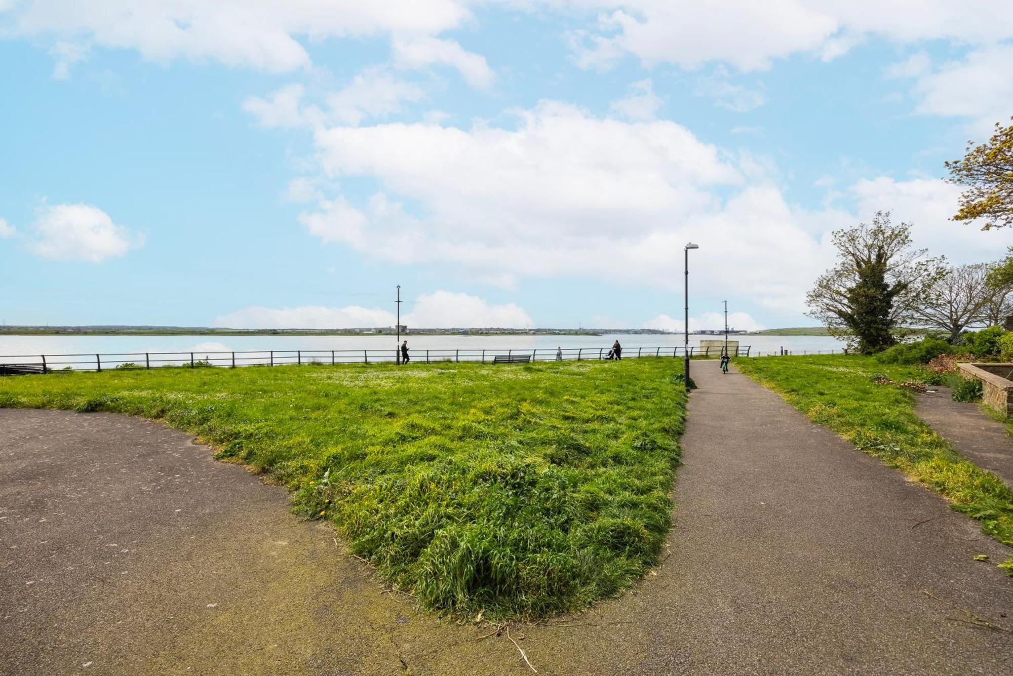 Purfleet, Grays - Cosy 2Bd Apartment Lakeside Exterior photo